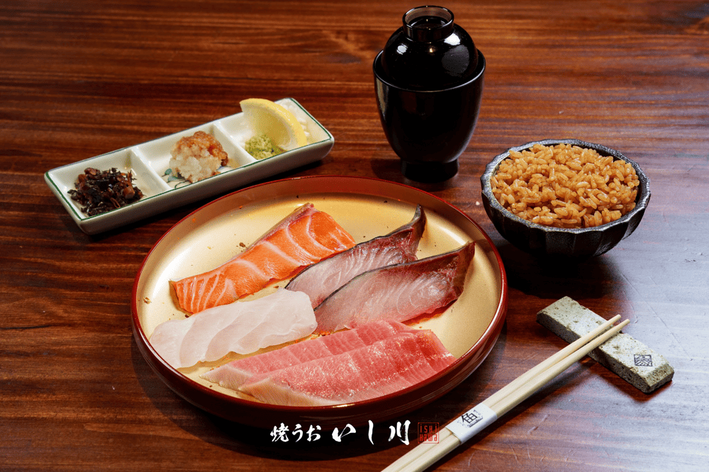 Enjoy a true Japanese-style lunch featuring sashimi-grade grilled seafood, unlimited vinegar rice, fresh salad, and miso soup (Source: Fanpage Yakiuo Ishikawa Saigon)